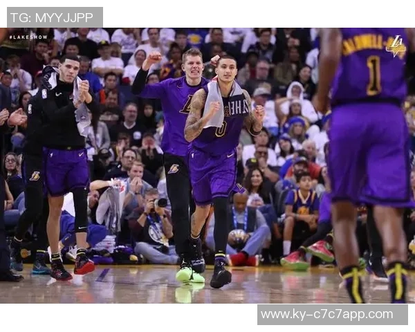 浓眉缺席九场比赛坐板凳身穿NFL球衣观战绿湾包装工比赛